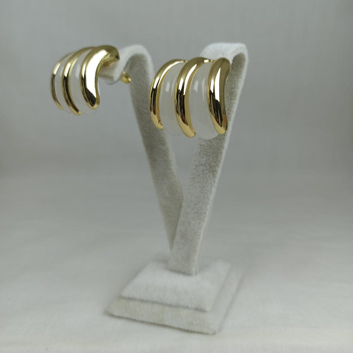 Altın Renk Çelik 14K Beyaz Mineli Üçlü Halka Küpe (22mm)