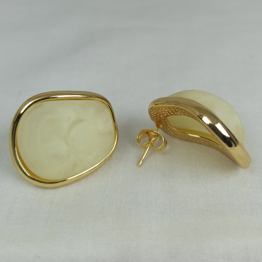 Altın Renk Çelik 14K Krem Mineli Organik Form Küpe (25mm)