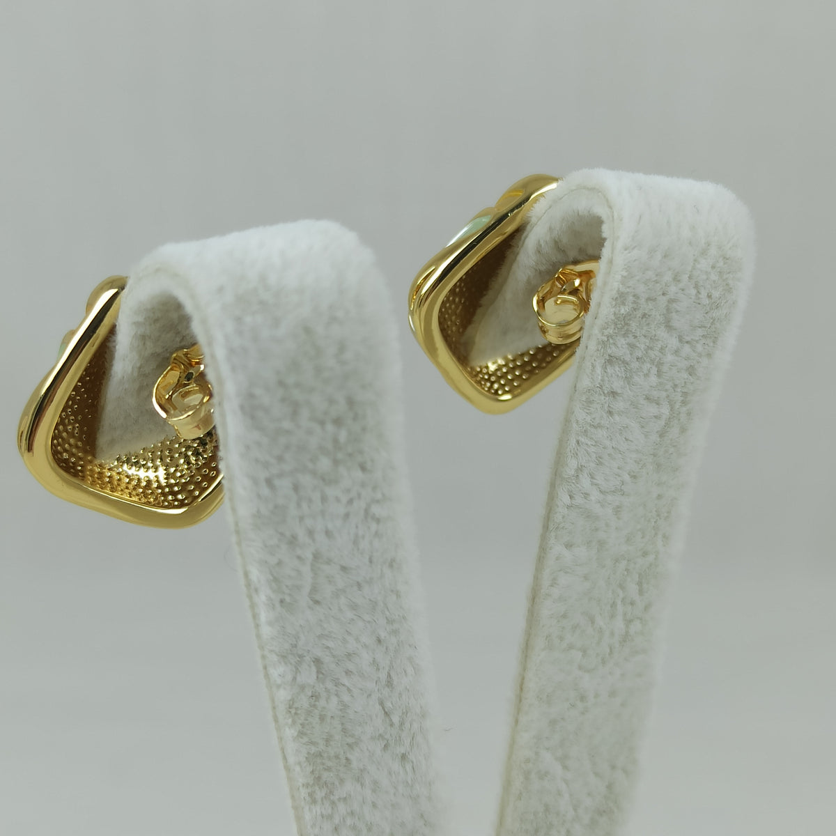 Altın Renk Çelik 14K Yeşil Mineli Geometrik Küpe (17mm)