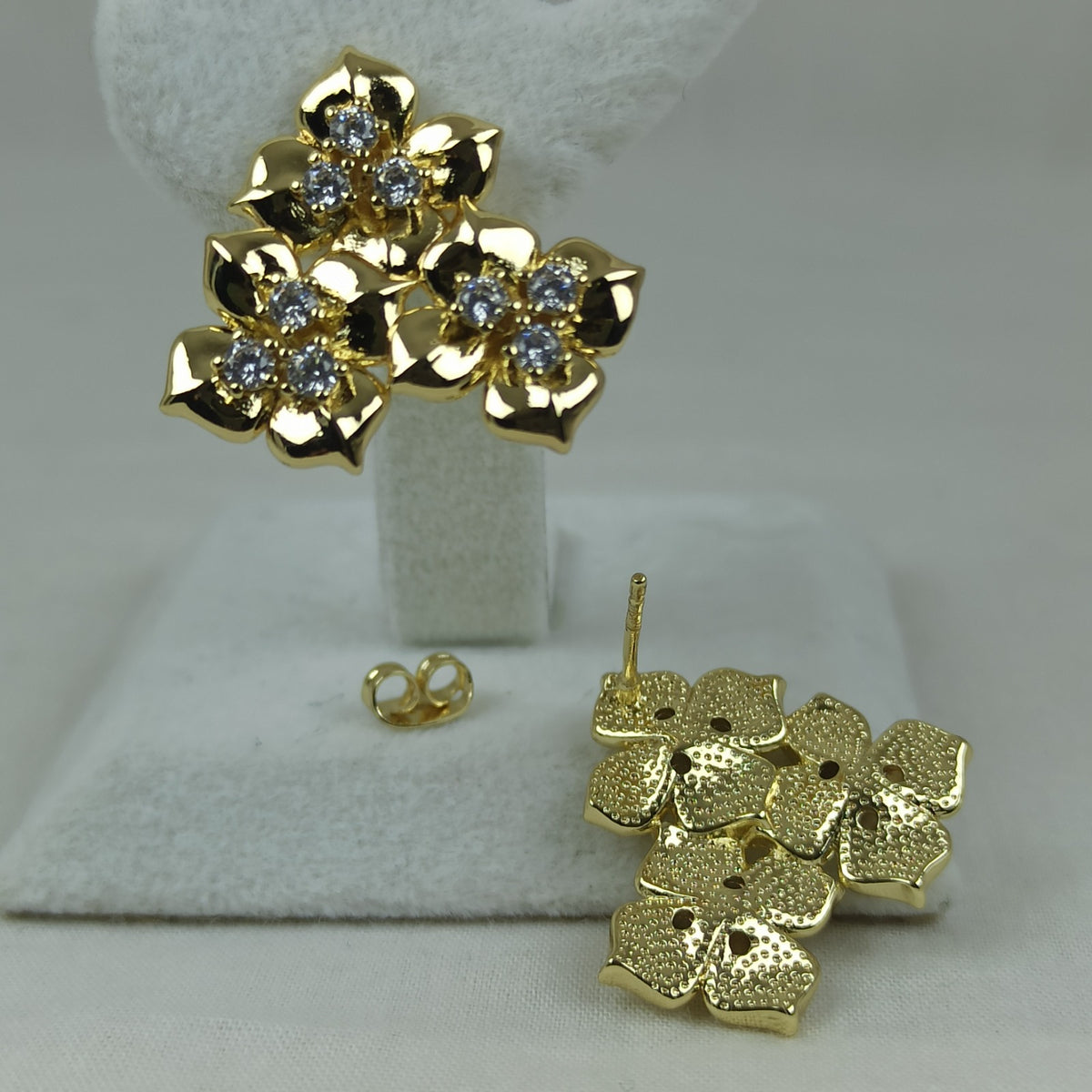 Altın Renk Çelik 14K Zirkon Taşlı Üçlü Çiçek Küpe (22mm)