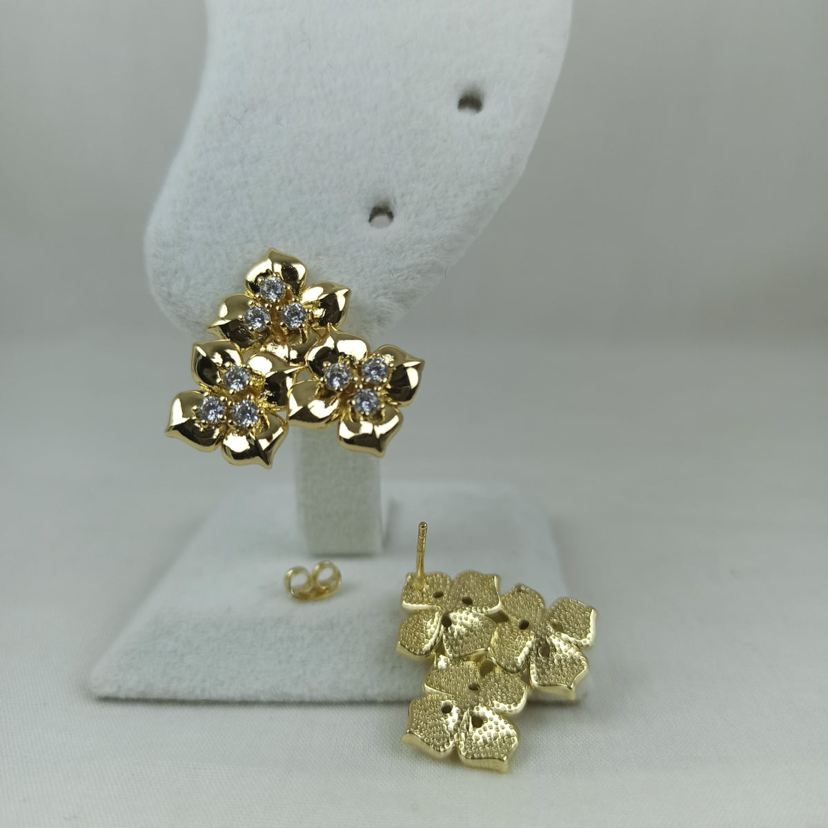 Altın Renk Çelik 14K Zirkon Taşlı Üçlü Çiçek Küpe (22mm)