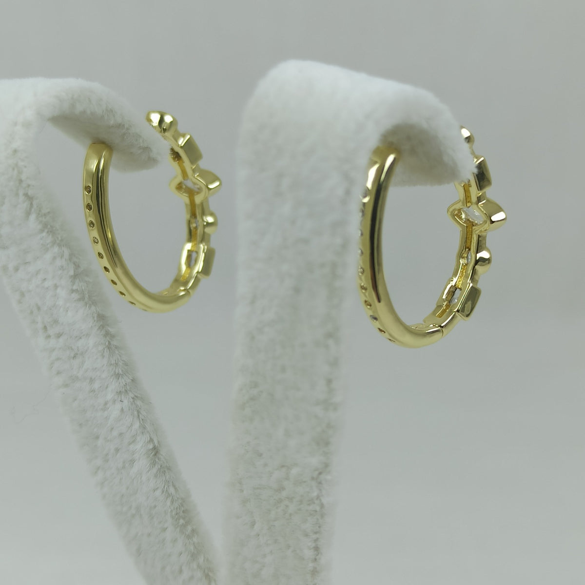 Altın Renk Vip 14K Geometrik Zirkon Taş Detaylı Halka Küpe (20mm)