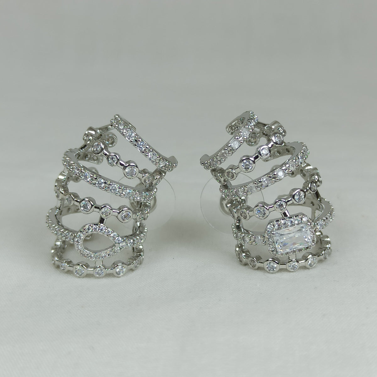 Gümüş Renk Çelik 14K Çok Sıralı Zirkon Taşlı Halka Küpe (20mm)